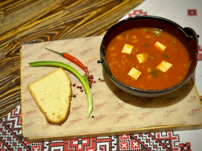 Постный суп томатный с сыром тофу в ресторане Casa Maria в Москве